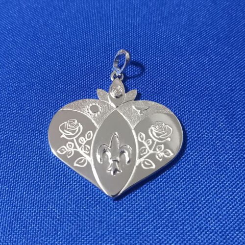 Amulett “Mandorla’s Rosenherz“ ~ Silber rhodiniert