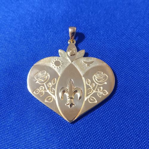 Amulett “Mandorla’s Rosenherz“ ~ Silber goldplattiert